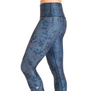 Inner Fire Capri Leggings - Snowberry